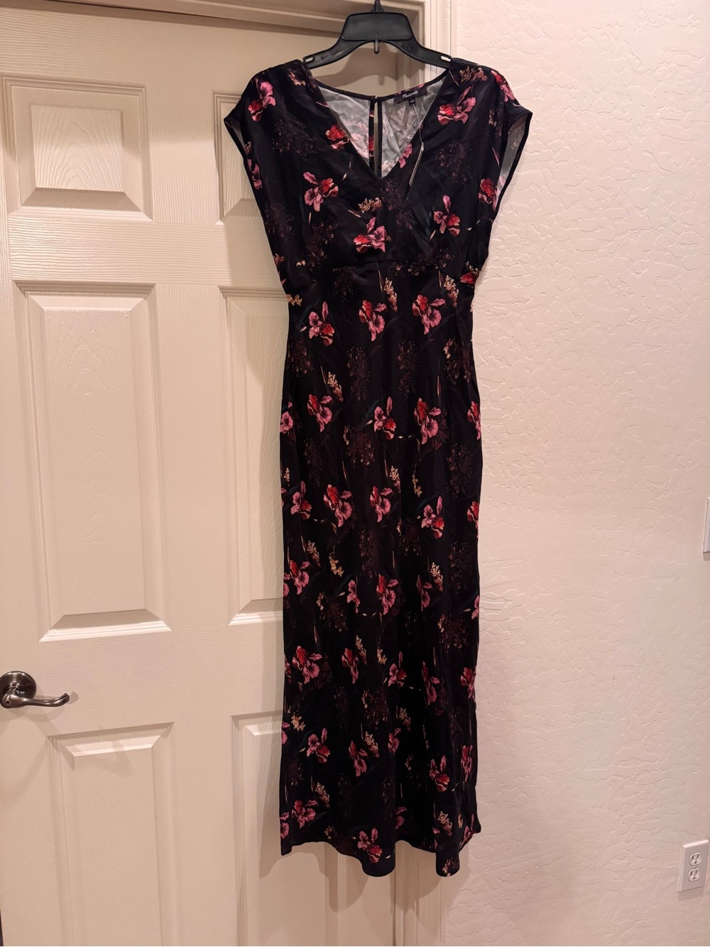 NWT Madewell Wide V-Neck Midi Dress Floral Black Size 4. Stunning ankle length